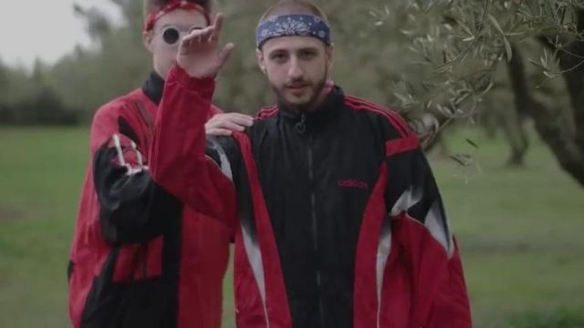 Le veste Adidas noires et rouge de Maxenss dans sa vidéo YouTube "Loubards" feat. Seb La Frite