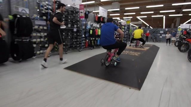 the pink bike wheels seen at the end of the video "all alone in a decathlon" of Peter Croce
