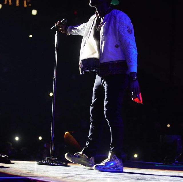 Sneakers Air Jordan 3 Retro HC "chrome"  worn by Usher on his Instagram account