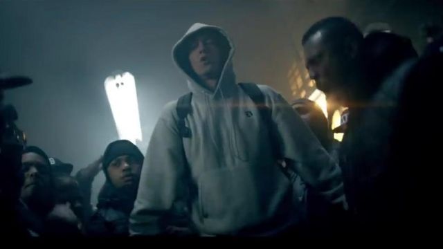 Le sweatshirt gris à capuche porté par Eminem dans son clip Rap God (Explicit)