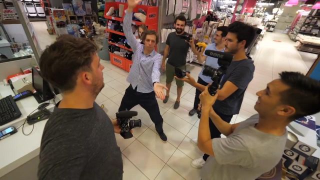 la camiseta gris usada por Fred en el video "cache cache dans un Conforama" de Pierre Croce
