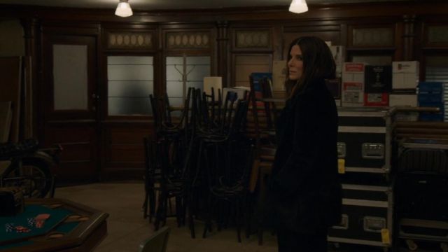 Le manteau noir fourrure de Debbie Ocean (Sandra Bullock) dans Ocean's 8