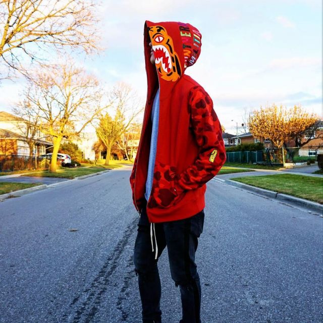 Le sweat à capuche zippé rouge Bape que porte le youtubeur Christian Cantelon sur son compte instagram