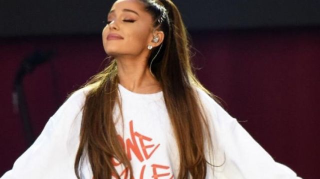 Pull blanc "one love manchester" d' Ariana Grande dans The Tonight Show