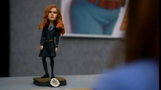 La figurine Bobblehead de Hermione Granger sur le bureau de Charlie Bradbury (Felicia Day) dans Supernatural S08E11
