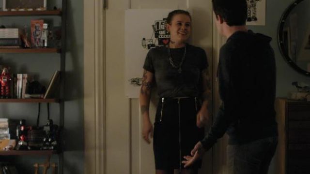 The black skirt zipped Skye Miller (Sosie Bacon) in 13 Reasons Why S02E02