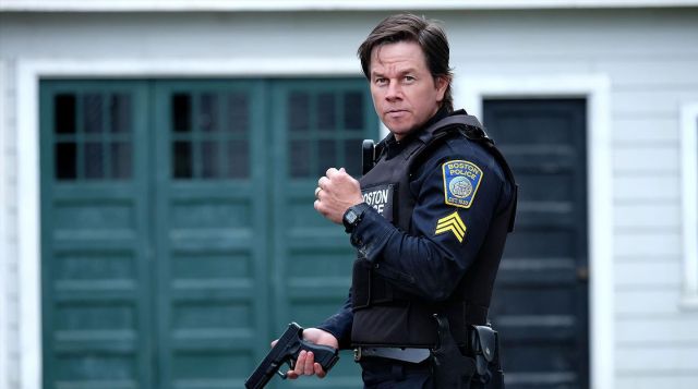 The watch Casio sergeant Tommy Saunders (Mark Wahlberg) in track at Boston