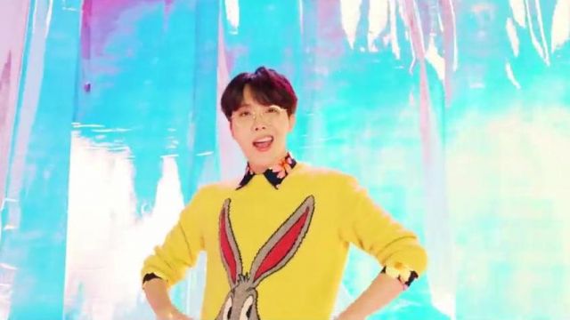 The sweater yellow Bugs Bunny Gucci to J-Hope in BTS (방탄소년단) 'IDOL' Official MV