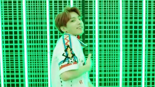 Le maillot oversize Jahnkoy de Jeon Jungkook dans BTS (방탄소년단) 'IDOL' Official MV