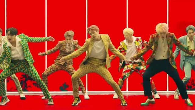 Les sneakers Valentino Garavani Heroes Tribal de Jeon Jungkook dans BTS (방탄소년단) 'IDOL' Official MV