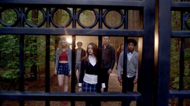 Le crop top rouge de Lizzie Saltzman (Jenny Boyd) dans Legacies S01E03