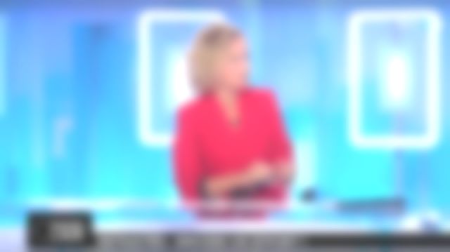 El sastre rojo Sandro con estampado punteado de Caroline Roux en C dans l'air del 27/08/2018