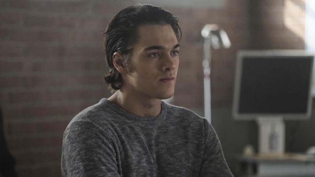 Le pull gris porté par Liam Dunbar (Dylan Sprayberry) dans Teen Wolf S06E15
