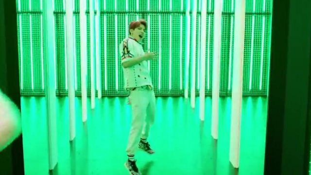 Les sneakers Valentino heroes Tribe de Jeon Jungkook dans BTS (방탄소년단) 'IDOL' Official MV