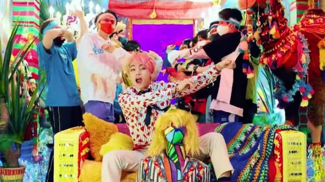 JW Anderson coeur bande imprimée shirt porté par RM en BTS (방탄소년단) 'IDOLE' Officiel MV