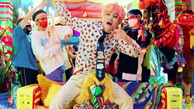 Computer with mouse printed tie seen on V in BTS (방탄소년단) 'IDOL' Official MV