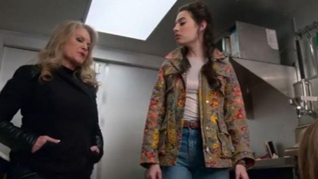 The jacket cargo flowers H&M worn by Roxy (Chloe Bridges) in Insatiable S01E12