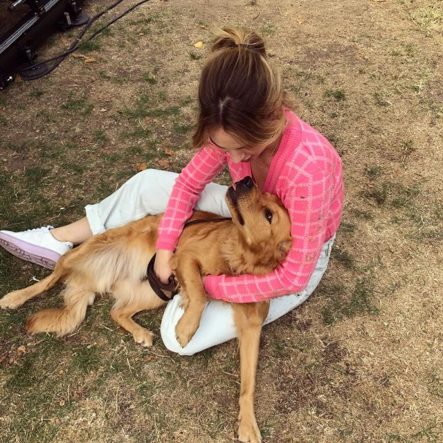 Rose Recadrée Cardigan porté par Lily James sur son Instagram compte (@lilyjamesofficial)