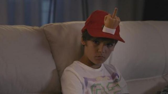 The baseball cap Fuck U / the finger of Remi (Enzo Tomasini) in the movie Babysitting