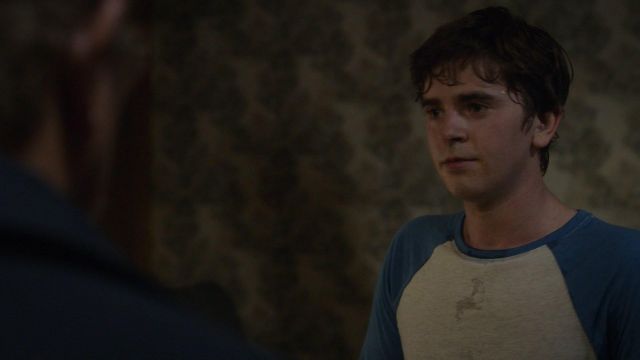 The t-shirt of baseball in blue and gray worn by the Dr. Shaun Murphy (Freddie Highmore) in Good Doctor S01E04