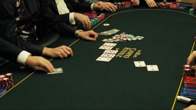 Les jeux de cartes de poker Cartamundi dans Casino Royale