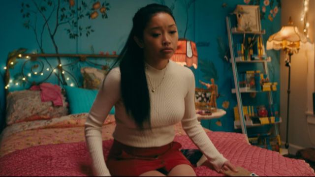 The skirt rust to the buttons of Lara Jean (Lana Condor) in To all the boys I've loved