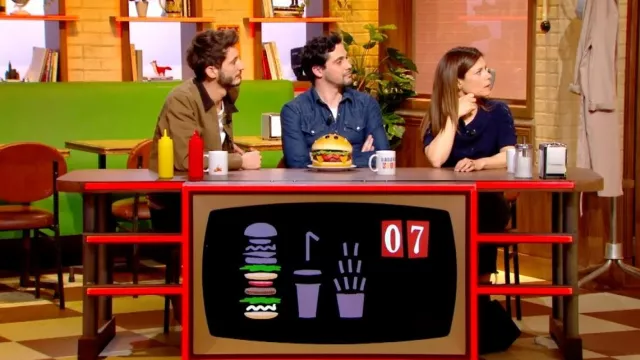 La figurine renard dans le décor de l'émission Burger Quiz