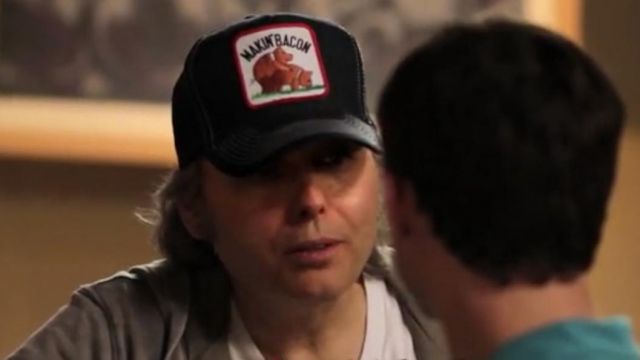 The patch cap "Makin' Bacon" Bruce (Dwight Yoakam) in Wilfred (US) S01E11