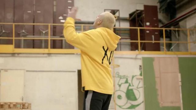 Le sweatshirt à capuche jaune XO porté par PLK dans son clip Pas les mêmes