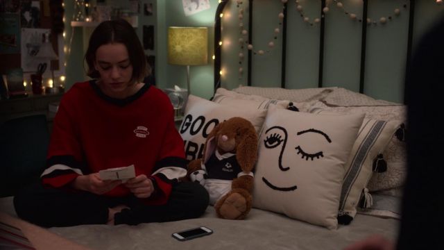 The pillows "Good Vibes" Urban Outfitters in the bedroom of Casey Gardner (Brigette Lundy-Paine) in Atypical S02E01