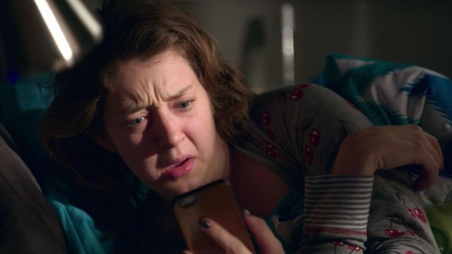 The pyjama grey printed cherries Nonnie Thompson (Kimmy Shields) in the Insatiable S01E05