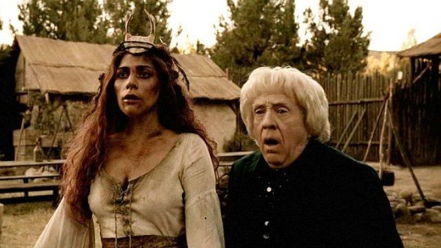 Le bandeau en corne de bois porté par Scáthach (Lady Gaga) dans American Horror Story Roanoke S06E04