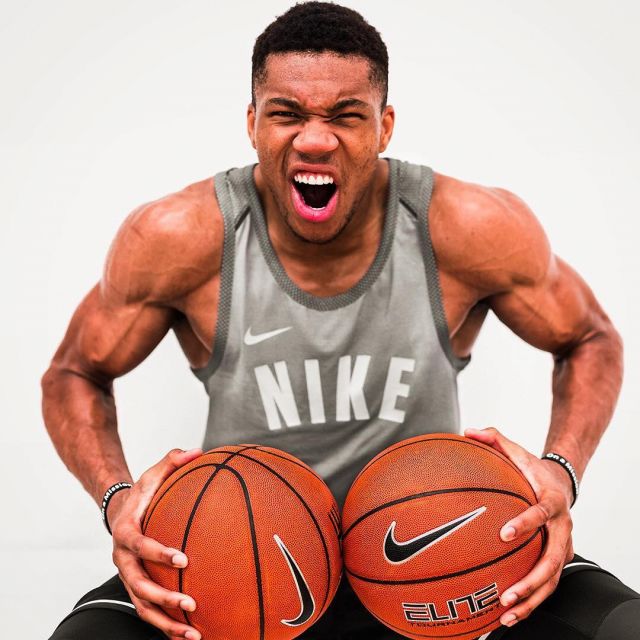 La camiseta de baloncesto Nike Dri FIT Hyper Elite lució Giánnis Antetokoúnmpo en su cuenta de Instagram (@giannis_an34)