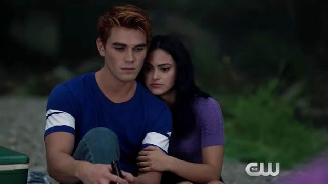 The t-shirt, blue sleeves with white stripes Archie Andrews (K. J. Apa) in Riverdale (S03)