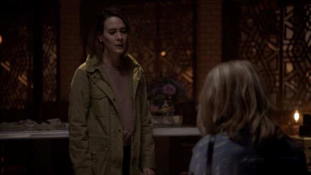 The jacket Allyson Mayfair-Richards (Sarah Paulson) in American Horror Story : Cult S07E06
