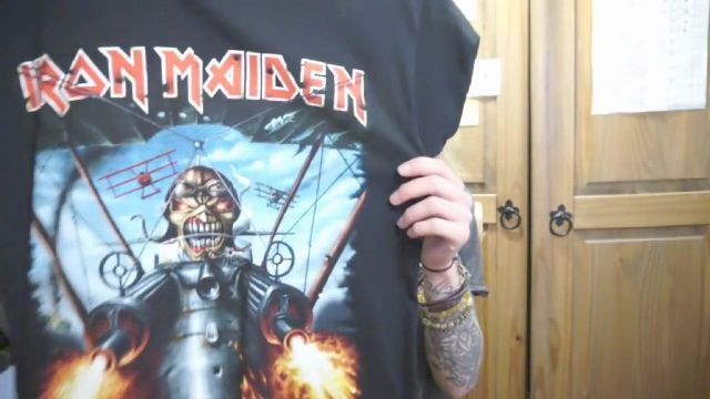 The t-shirt Iron Maiden England 2014 in the youtube video Band t