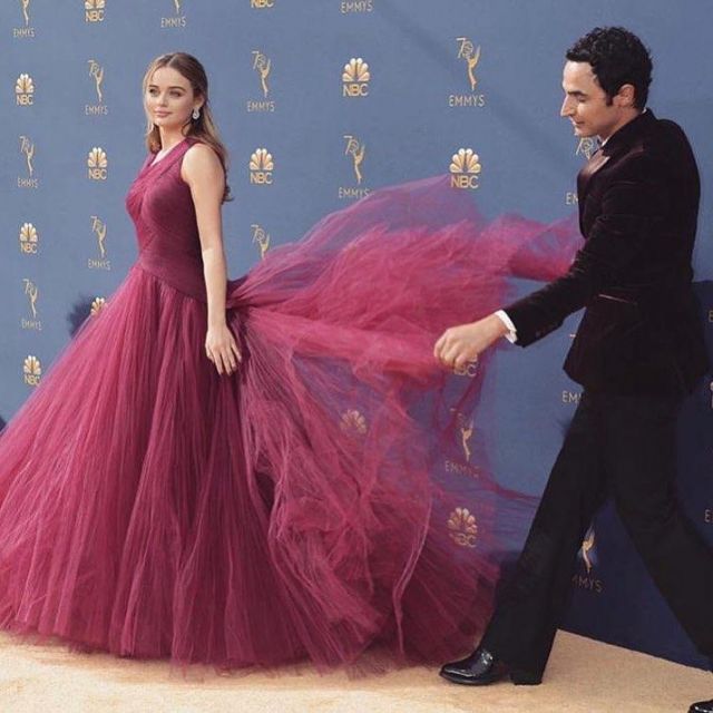 La robe Zac Posen de Joey King lors des Emmy Awards 2018