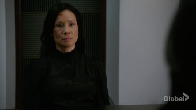 La blouse bleue Isabel Marant portée par le Dr. Joan Watson (Lucy Liu) dans Elementary S06E21