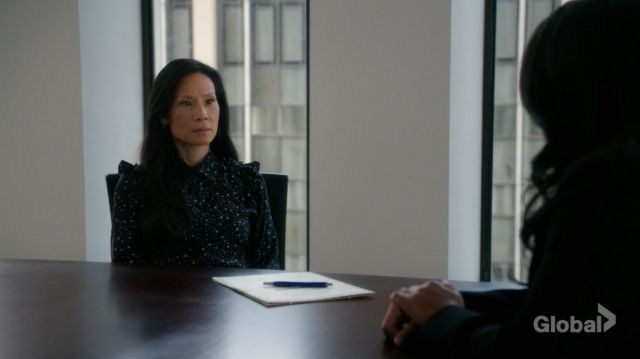 La blouse Frame portée par le Dr. Joan Watson (Lucy Liu) dans Elementary S06E21
