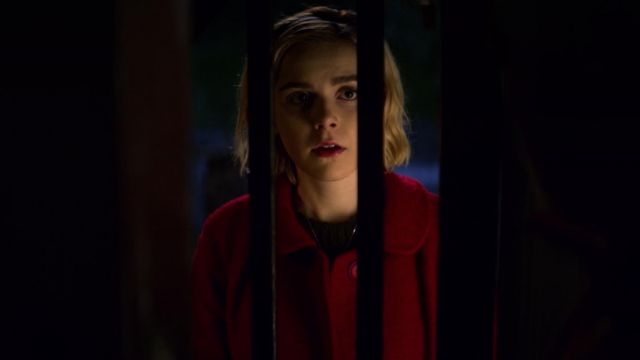 Le manteau rouge de Sabrina Spellman (Kiernan Shipka) dans Les nouvelles aventures de Sabrina S01E03
