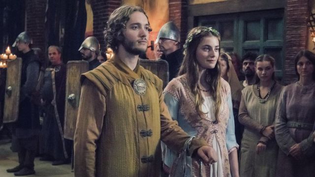 Aethelred (Toby Regbo) tunique comme on le voit dans Le Dernier Royaume S02E06