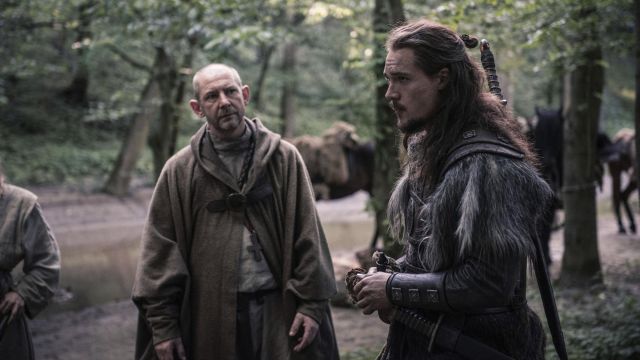 Uh­tred's (Alexan­der Drey­mon) grey fur as seen in The Last Kingdom S02E01