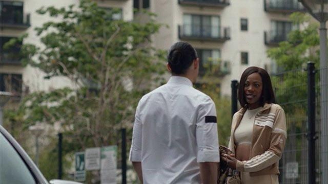 La veste Adidas beige déstructurée de Molly Carter (Yvonne Orji) dans Insecure S03E06