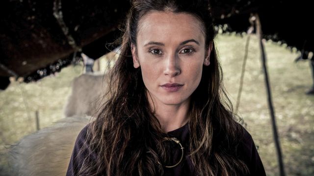 The pin penannulaire Gisela (Peri Baumeister) in The Last Kingdom S02E02