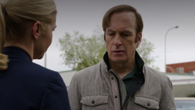 Le blouson gris porté par Jimmy McGill (Bob Odenkirk) dans Better Call Saul S04E07