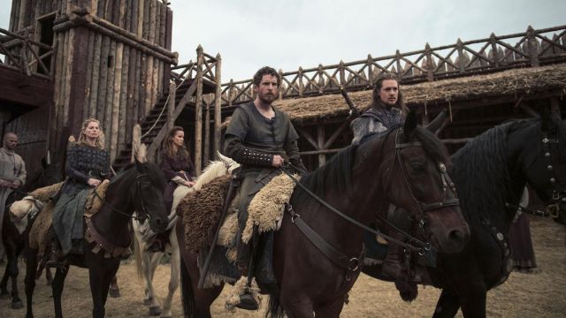 Los bracers vikingos de Halig (Gerard Kearns) como se ve en The Last Kingdom S02E02