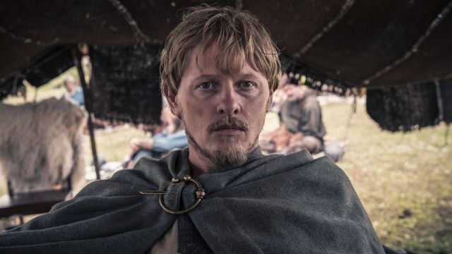 Guthred's (Thure Lindhardt) penannular brooch as seen in The Last Kingdom S02E02