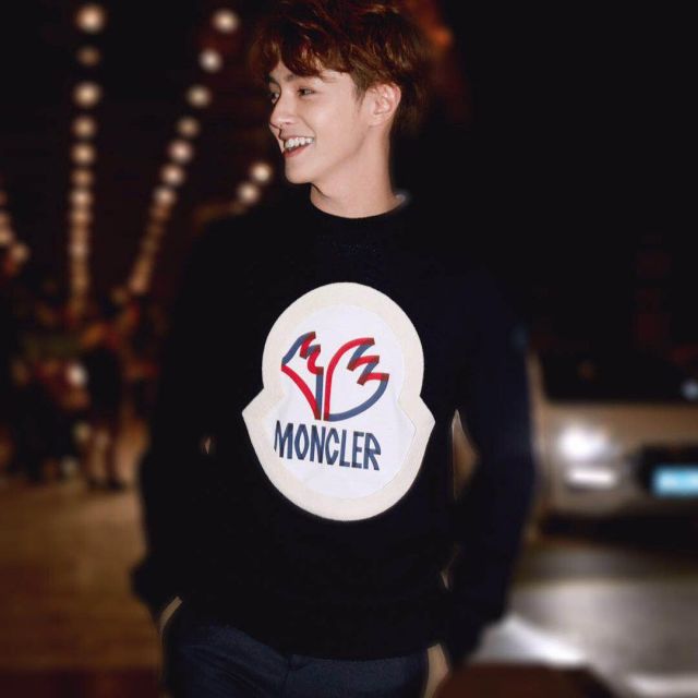 The navy blue jumper with a hole in the (logo) Wang Kuan on his account instagram @kuanhung_