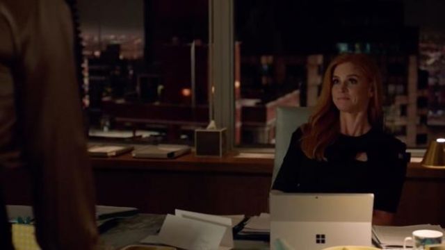 The dress at the nodes Fendi Donna Paulsen (Sarah Rafferty) in Suits : Lawyers-to-Measure S08E06