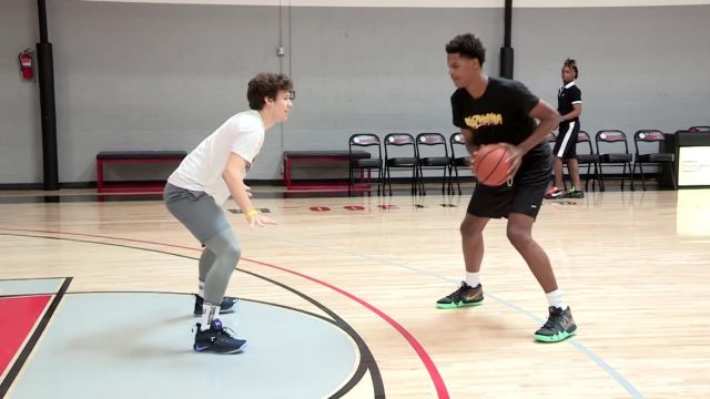 Baskets Nike Kyrie porté par Shareef O'Neal dans la vidéo youtube "Jesser VS Haute École de Basket de Tous les Américains
